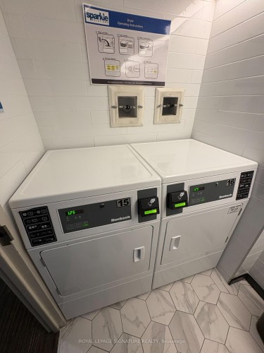 903-725 King Street W, Toronto, ON - Indoor Photo Showing Laundry Room
