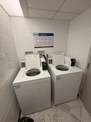 903-725 King Street W, Toronto, ON - Indoor Photo Showing Laundry Room