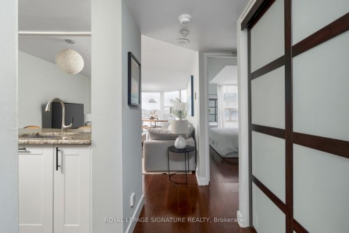 903-725 King Street W, Toronto, ON - Indoor Photo Showing Other Room