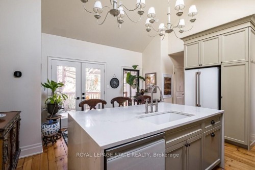 42 Melville Street, Hamilton, ON - Indoor Photo Showing Kitchen