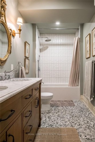 42 Melville Street, Hamilton, ON - Indoor Photo Showing Bathroom