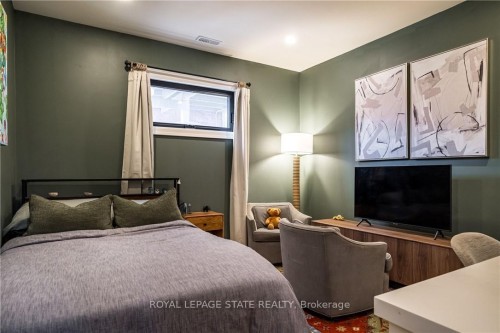 42 Melville Street, Hamilton, ON - Indoor Photo Showing Bedroom