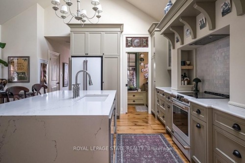 42 Melville Street, Hamilton, ON - Indoor Photo Showing Kitchen With Upgraded Kitchen