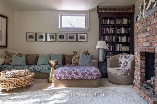 42 Melville Street, Hamilton, ON - Indoor Photo Showing Living Room