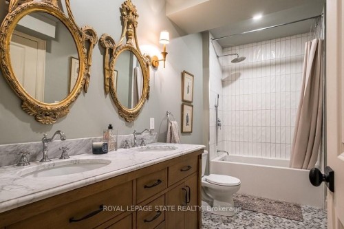 42 Melville Street, Hamilton, ON - Indoor Photo Showing Bathroom