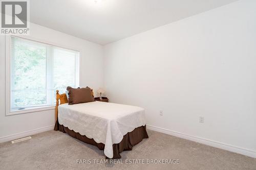 21 Forest Hill Drive, Springwater, ON - Indoor Photo Showing Bedroom