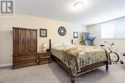 21 Forest Hill Drive, Springwater, ON - Indoor Photo Showing Bedroom