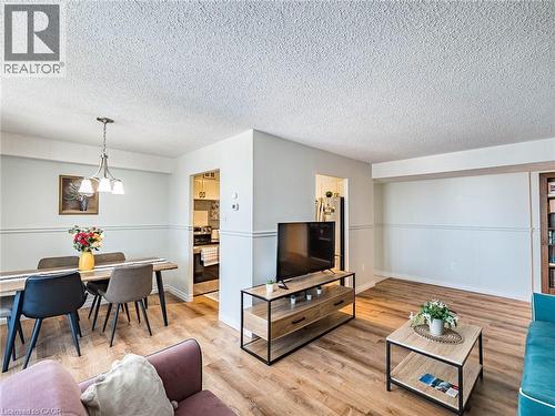 20 William Roe Boulevard Unit# 308, Newmarket, ON - Indoor Photo Showing Living Room