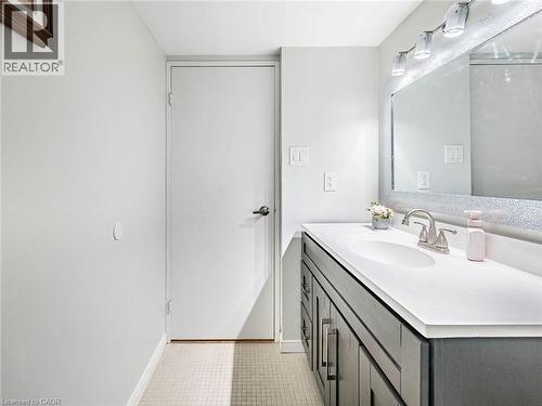 20 William Roe Boulevard Unit# 308, Newmarket, ON - Indoor Photo Showing Bathroom