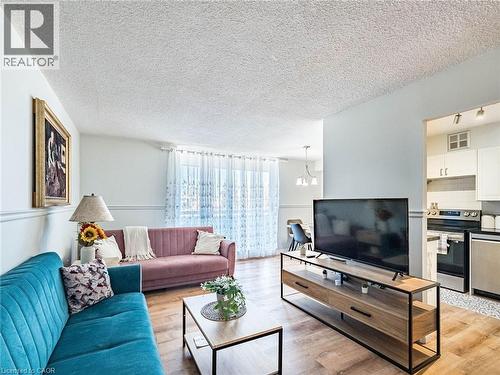 20 William Roe Boulevard Unit# 308, Newmarket, ON - Indoor Photo Showing Living Room