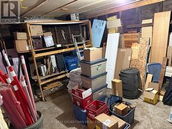 Storage/cold room off living room - 