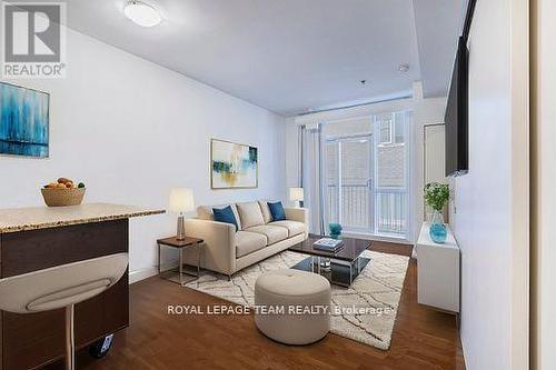 308 - 360 Cumberland Street, Ottawa, ON - Indoor Photo Showing Living Room