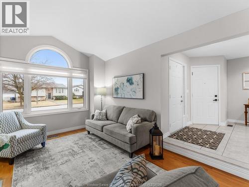 46 Brush Crescent, Amherstburg, ON - Indoor Photo Showing Living Room