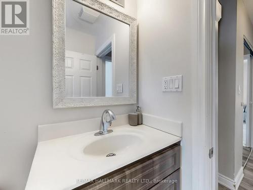 Main Floor bathroom - 79 Cartier Crescent, Richmond Hill, ON - Indoor Photo Showing Bathroom