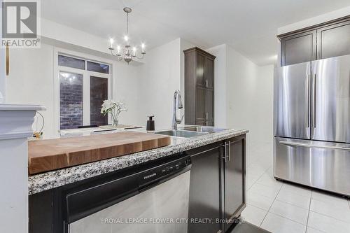101 Huguenot Road, Oakville, ON - Indoor Photo Showing Kitchen With Double Sink With Upgraded Kitchen