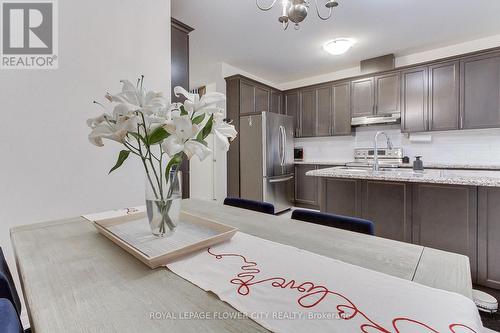 101 Huguenot Road, Oakville, ON - Indoor Photo Showing Kitchen With Upgraded Kitchen