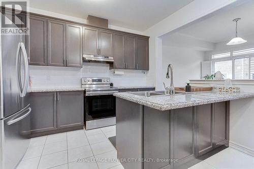 101 Huguenot Road, Oakville, ON - Indoor Photo Showing Kitchen With Upgraded Kitchen
