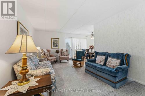 418 - 198 Scott Street, St. Catharines (Fairview), ON - Indoor Photo Showing Living Room