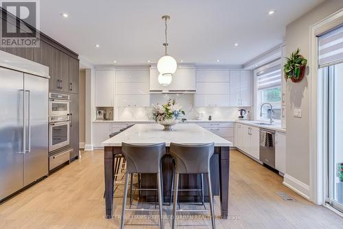 1376 Applewood Road, Mississauga, ON - Indoor Photo Showing Kitchen With Upgraded Kitchen
