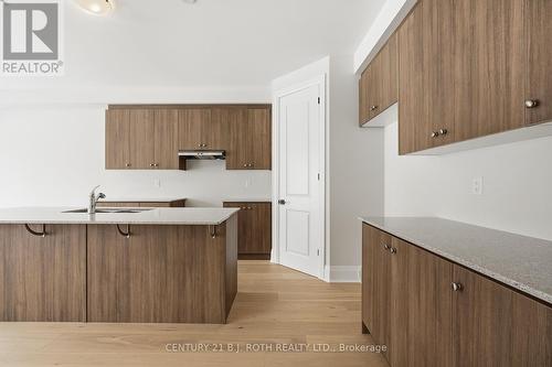 395 Reid Drive, Barrie, ON - Indoor Photo Showing Kitchen