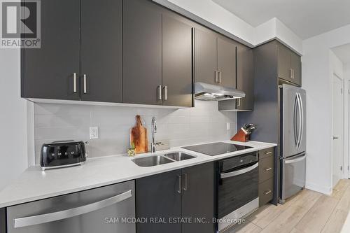 1403 - 1035 Southdown Road, Mississauga, ON - Indoor Photo Showing Kitchen With Double Sink With Upgraded Kitchen