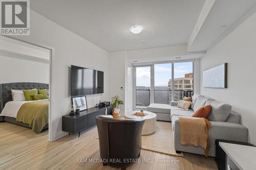 1403 - 1035 Southdown Road, Mississauga, ON - Indoor Photo Showing Living Room