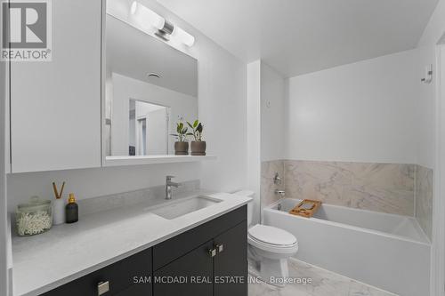 1403 - 1035 Southdown Road, Mississauga, ON - Indoor Photo Showing Bathroom