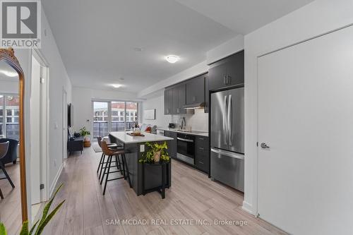 1403 - 1035 Southdown Road, Mississauga, ON - Indoor Photo Showing Kitchen