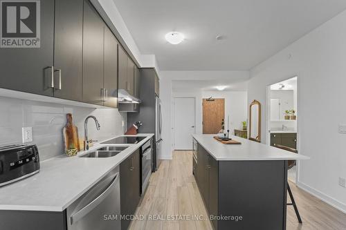 1403 - 1035 Southdown Road, Mississauga, ON - Indoor Photo Showing Kitchen With Double Sink With Upgraded Kitchen