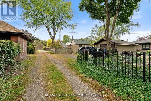 2437 Riverside Drive W, Windsor, ON - Outdoor