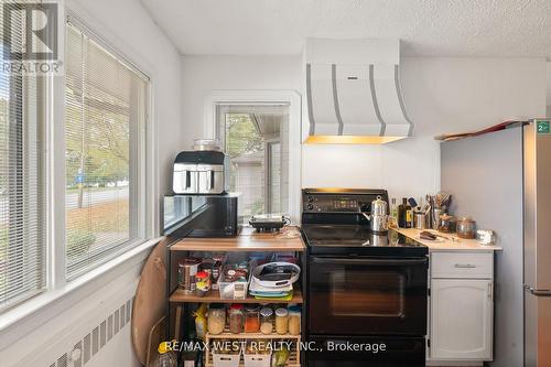 2437 Riverside Drive W, Windsor, ON - Indoor Photo Showing Kitchen