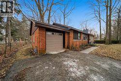 276 LAKESHORE Road W Oakville, ON L6K 1E8