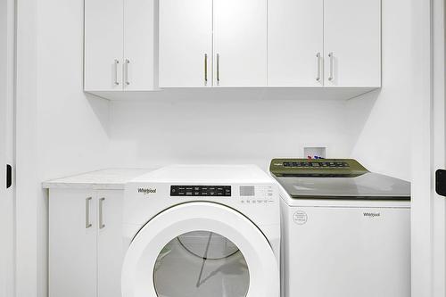Salle de lavage - 2207 Ch. Du Golf, Sainte-Lucie-Des-Laurentides, QC - Indoor Photo Showing Laundry Room