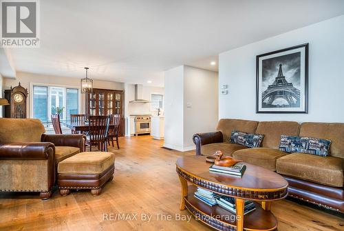 38 Willow Drive, Tiny, ON - Indoor Photo Showing Living Room