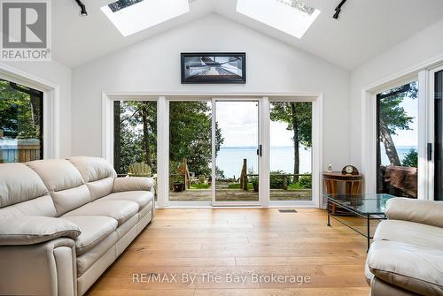 38 Willow Drive, Tiny, ON - Indoor Photo Showing Living Room