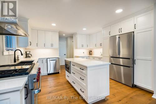 38 Willow Drive, Tiny, ON - Indoor Photo Showing Kitchen With Upgraded Kitchen