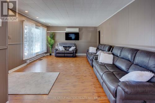 3248 Highway 32 Highway, Leeds And The Thousand Islands, ON - Indoor Photo Showing Living Room