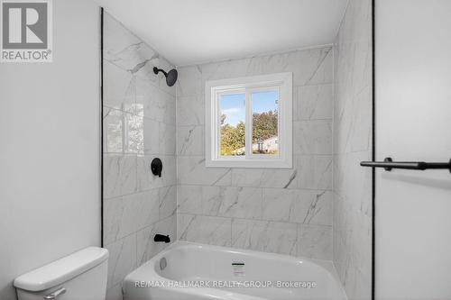 15 Scharf Lane, Ottawa, ON - Indoor Photo Showing Bathroom