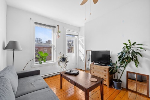 Living Room - 4423 Rue De Bordeaux, Montréal (Le Plateau-Mont-Royal), QC - Indoor Photo Showing Living Room