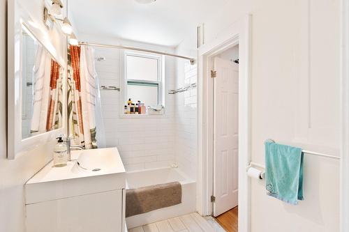 Salle de bains - 4086  - 4088 Av. Marcil, Montréal (Côte-Des-Neiges/Notre-Dame-De-Grâce), QC - Indoor Photo Showing Bathroom