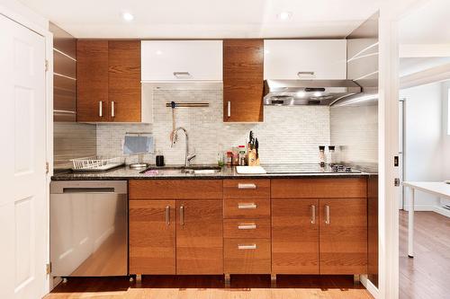 Cuisine - 4086  - 4088 Av. Marcil, Montréal (Côte-Des-Neiges/Notre-Dame-De-Grâce), QC - Indoor Photo Showing Kitchen With Upgraded Kitchen