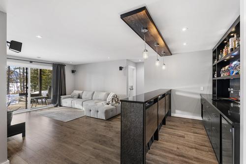 Salle familiale - 220 Rue De L'Archipel, Saint-Denis-De-Brompton, QC - Indoor