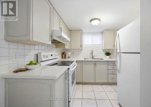 21 Radwinter Drive, Toronto, ON - Indoor Photo Showing Kitchen