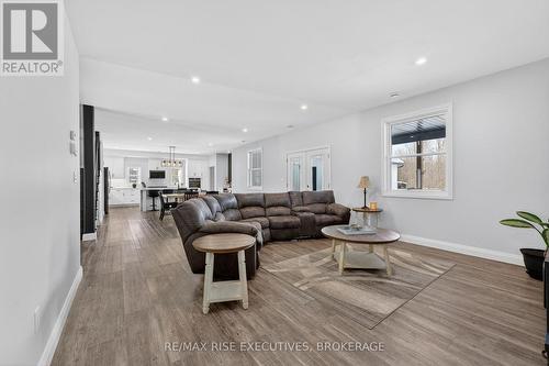 1580B Wagerville Road, Frontenac (Frontenac Centre), ON - Indoor Photo Showing Living Room