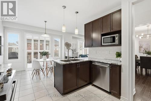 4268 Ryan Lane, Burlington, ON - Indoor Photo Showing Kitchen With Upgraded Kitchen