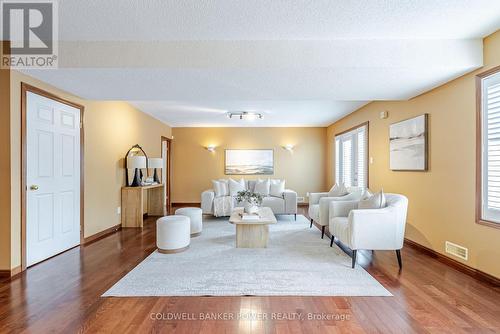 228 Chelton Road, London South (South U), ON - Indoor Photo Showing Living Room