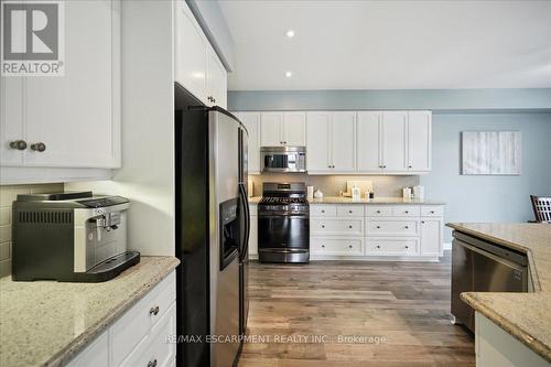 105 Oakhaven Place, Hamilton, ON - Indoor Photo Showing Kitchen