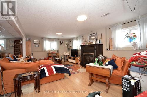 160 Elora Street W, Mapleton, ON - Indoor Photo Showing Living Room