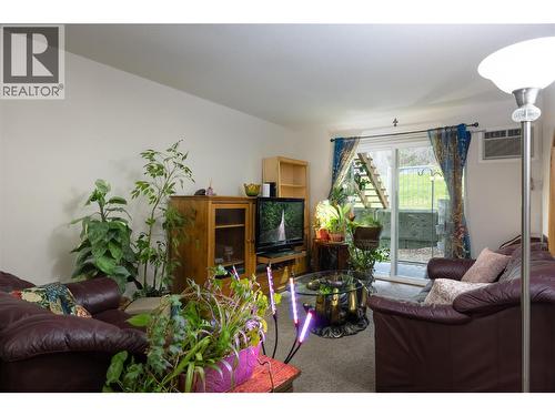 831 2Nd Street Se Unit# 103, Salmon Arm, BC - Indoor Photo Showing Living Room
