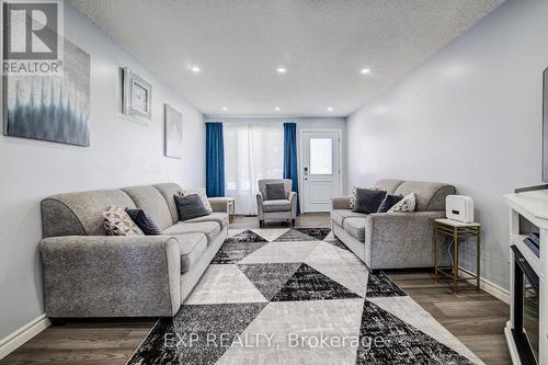 52 Uxbridge Crescent, Kitchener, ON - Indoor Photo Showing Living Room